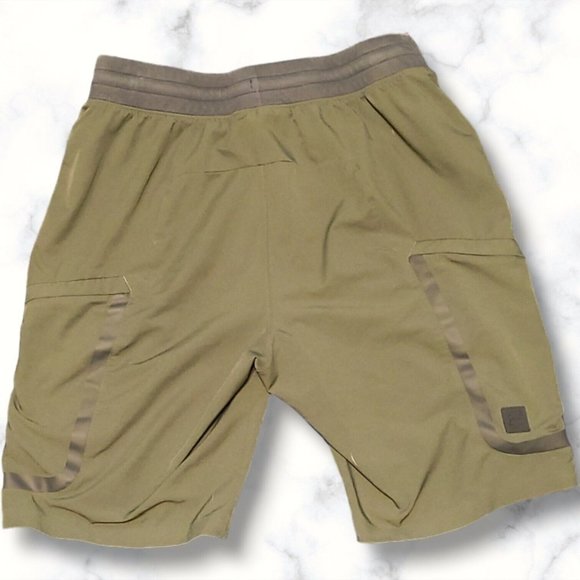 Under Armour Black Fitted HeatGear Size L Men's Training Cargo Shorts EUC - Picture 2 of 4